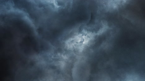 Fliegen-Durch-Das-Gewitter-In-Den-Dunklen-Wolken-Am-Himmel