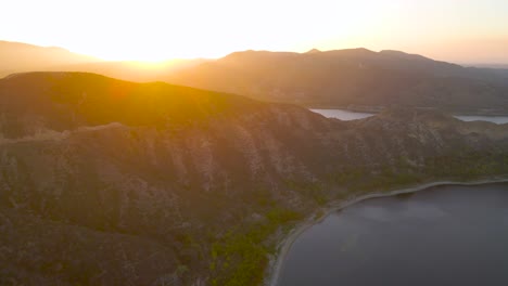 Langsamer-Schwenk-über-Den-Vail-Lake-Bei-Sonnenuntergang