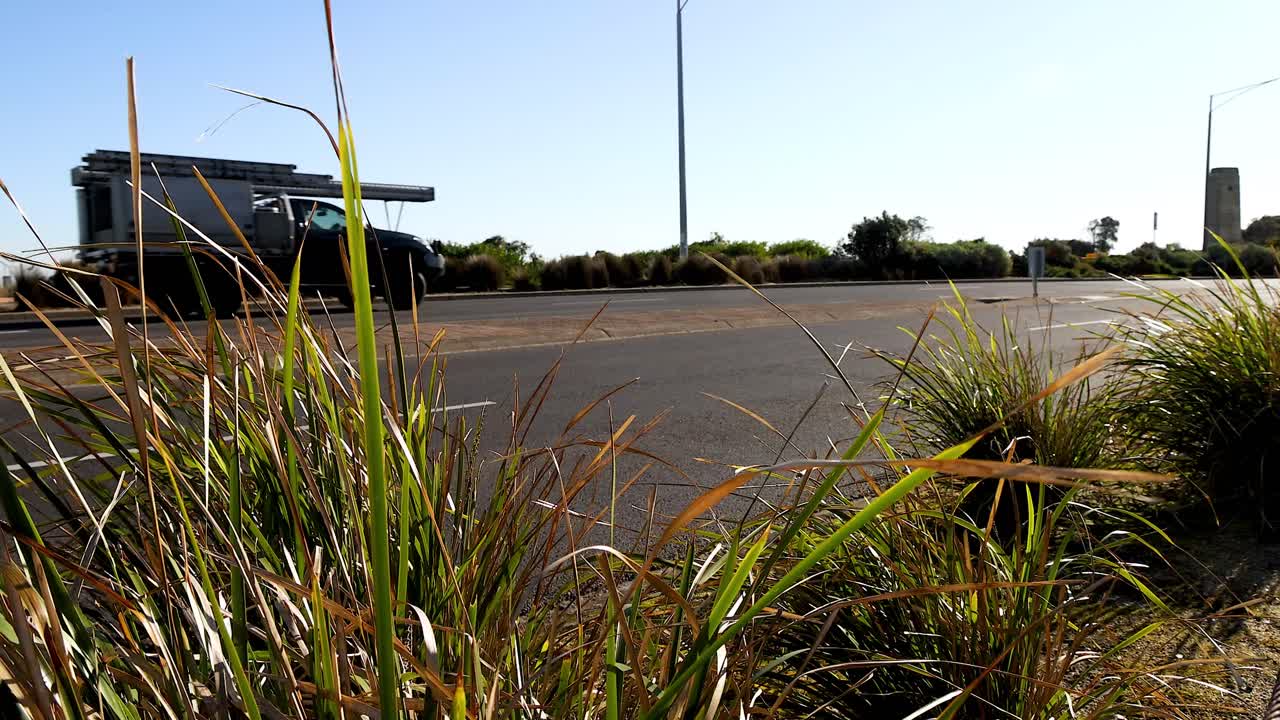 은 날 에 지나가는 차량 들