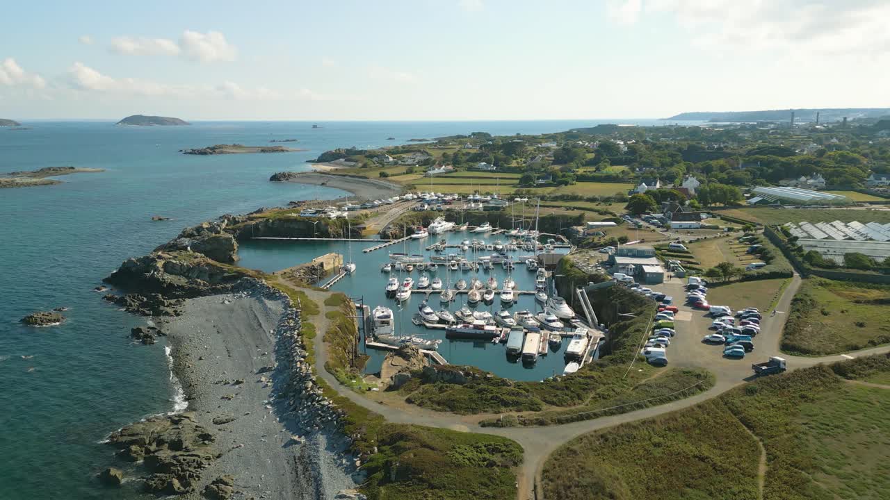 밝은  ⁇ 은 날에 게른시의 남쪽, 북동쪽 해안에서 보 ⁇  마리나를 날아다니며 오래된 채석장에서 지어진 마리나와 헤름, 제투, 사크와 더 멀리 바다의 전망을 보여줍니다.