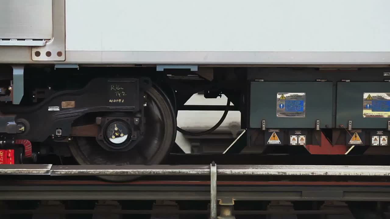 기차가 뉴욕시의 역을 빠져나갈 때 기차 바퀴를 가까이서 볼 수 있습니다.