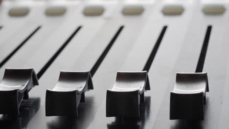 consola de audio digital. deslizadores motorizados. de cerca