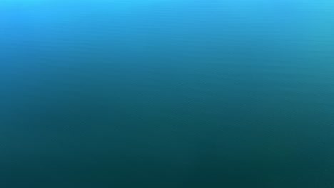 increíbles colores azul turquesa del agua del océano vistos desde arriba