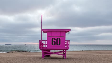 Rosafarbener-Rettungsschwimmerturm-Mit-Der-Nummer-60-Auf-Der-Rückseite-Am-Strand