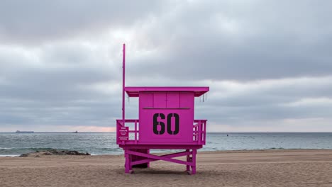 torre de socorristas rosa con el número 60 en la parte de atrás en la playa