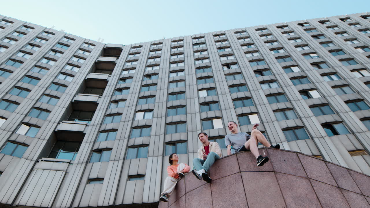 друзья сидят на улице.