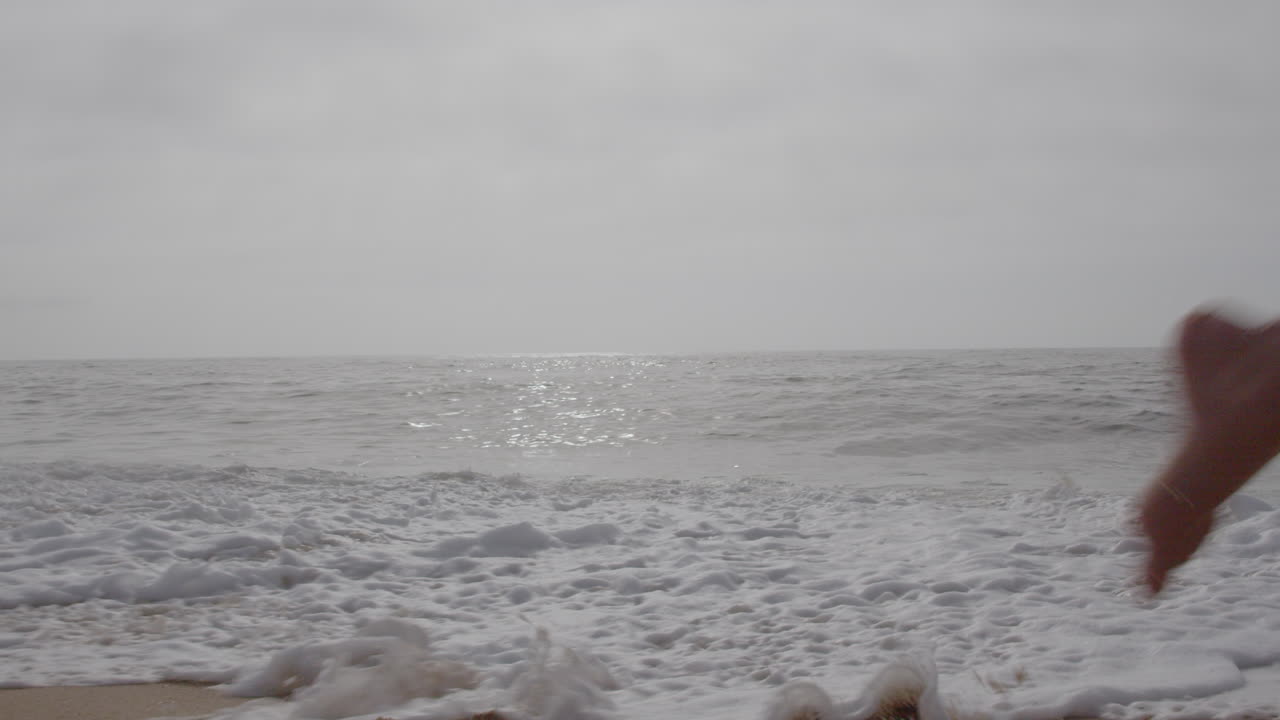 해변에서 해변을 고 있는 사람