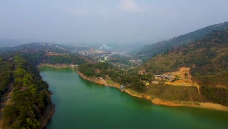 lago prístino en el borde de los bosques de montaña tomas aéreas en el video de la mañana se toma en el lago umiyam shillong meghalaya india