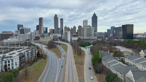 estableciendo una toma aérea de los edificios del centro de atlanta, la ciudad de atlanta al amanecer, rascacielos y edificios del horizonte en la ciudad urbana moderna de american city, ga, ee.uu.