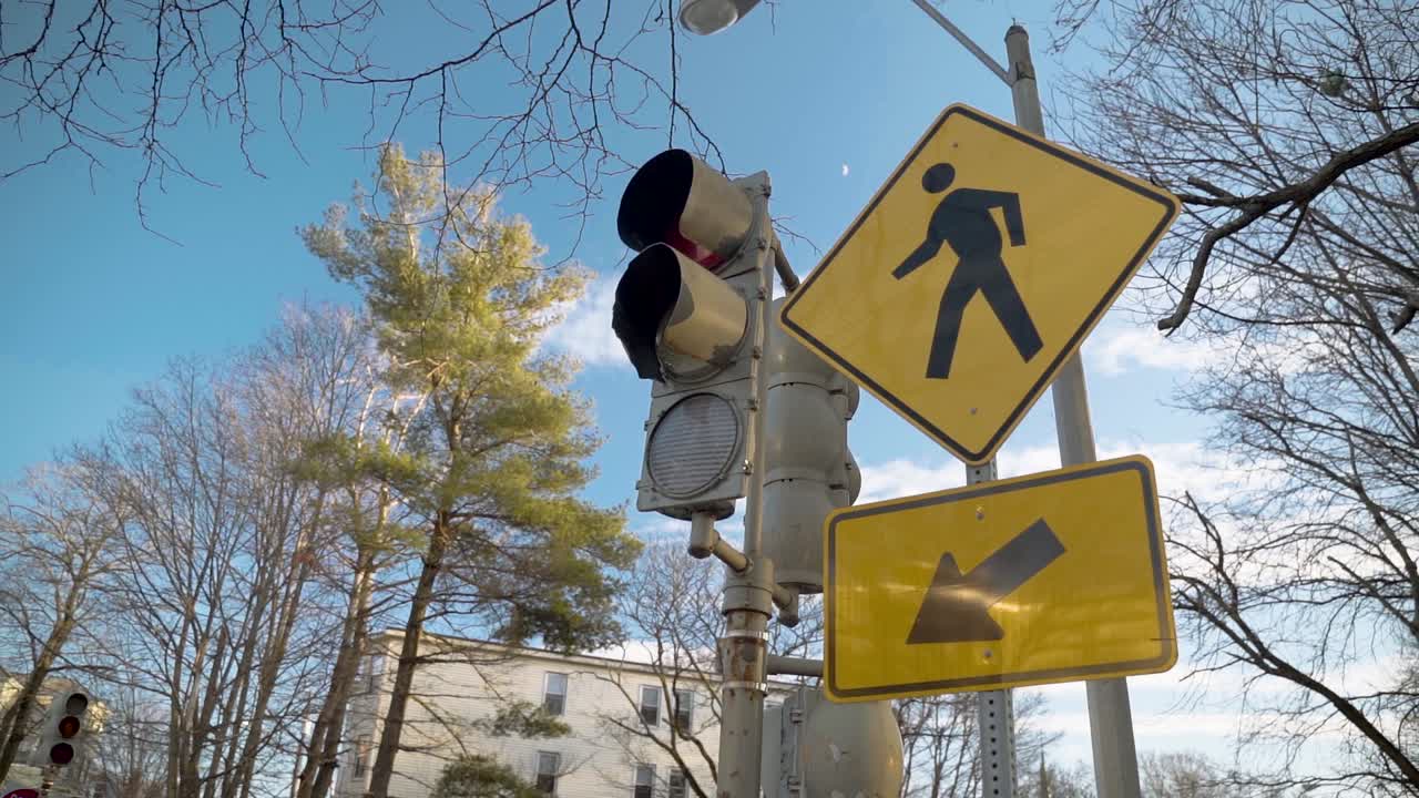 도시의 화창한 날 보행자 도보 표지판 옆에 있는 녹색 신호등 깜박임, 회전 샷, 슬로우 모션