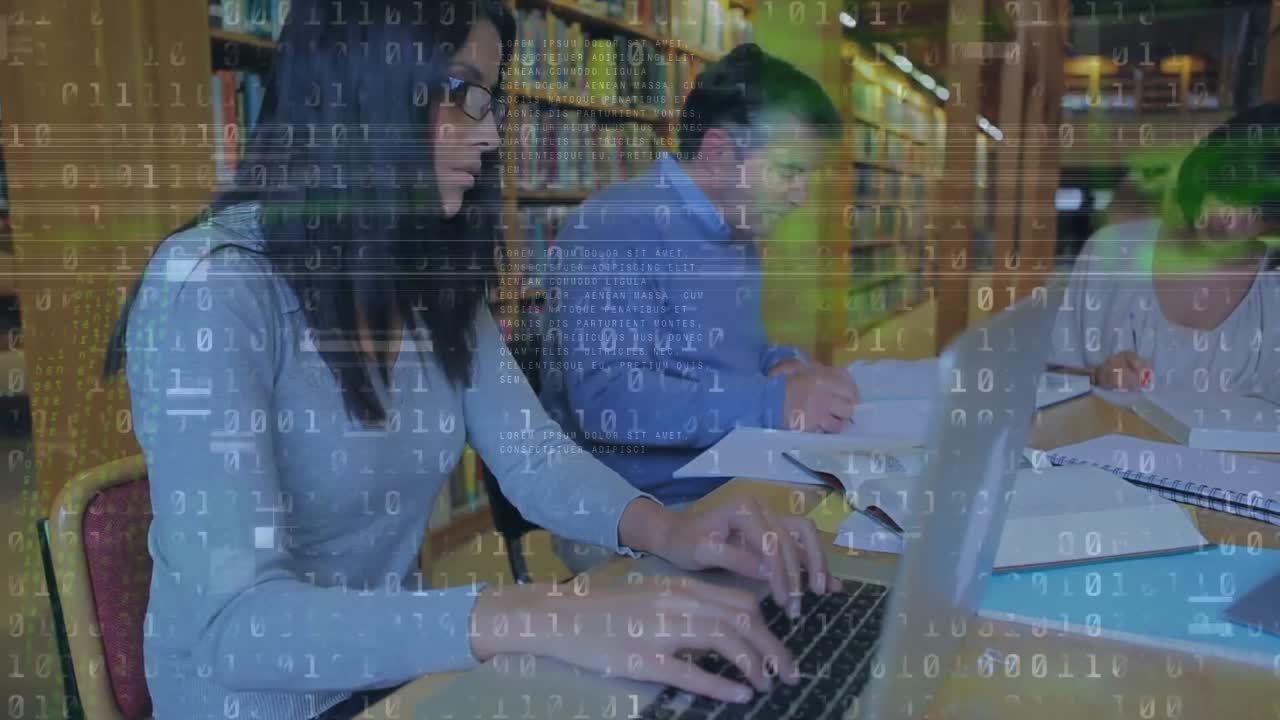 animación de código binario sobre estudiantes universitarios estudiando con libros y computadoras portátiles en la biblioteca