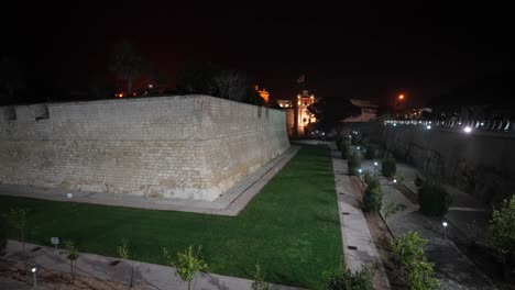 fortificaciones de murallas de piedra por la noche en valletta, la capital de malta, toma amplia