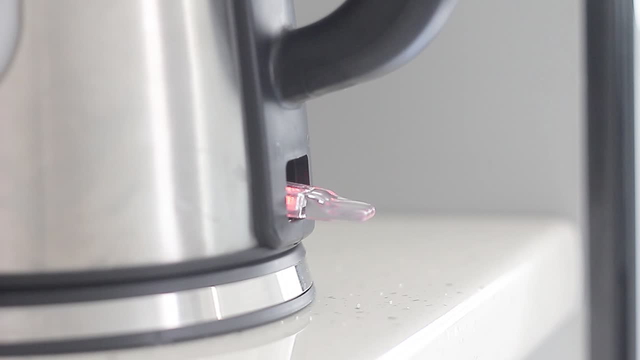 남자는 물을 끓이기 위해 주전자를 켰지만 물은 이미 뜨거웠고 주전자는 빨리 꺼졌다