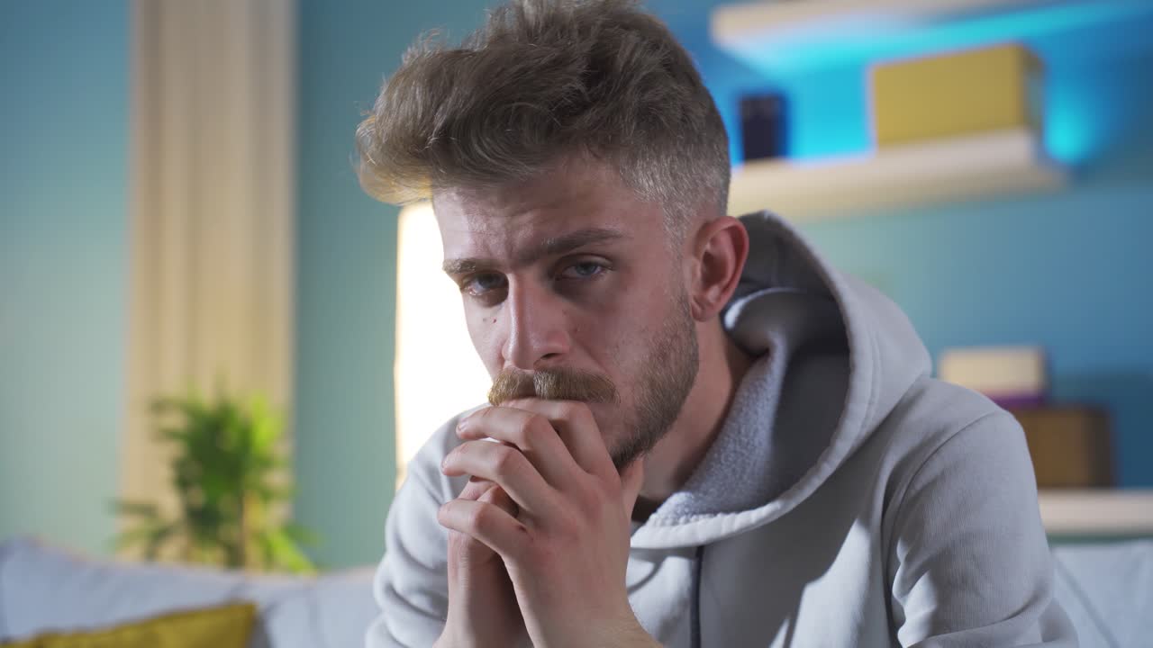 el joven fracasado e incompetente se enoja.