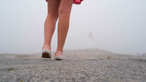 Pies-De-Mujer-Joven-Caminando-A-Través-De-La-Niebla-En-La-Costa-Este-De-Canadá