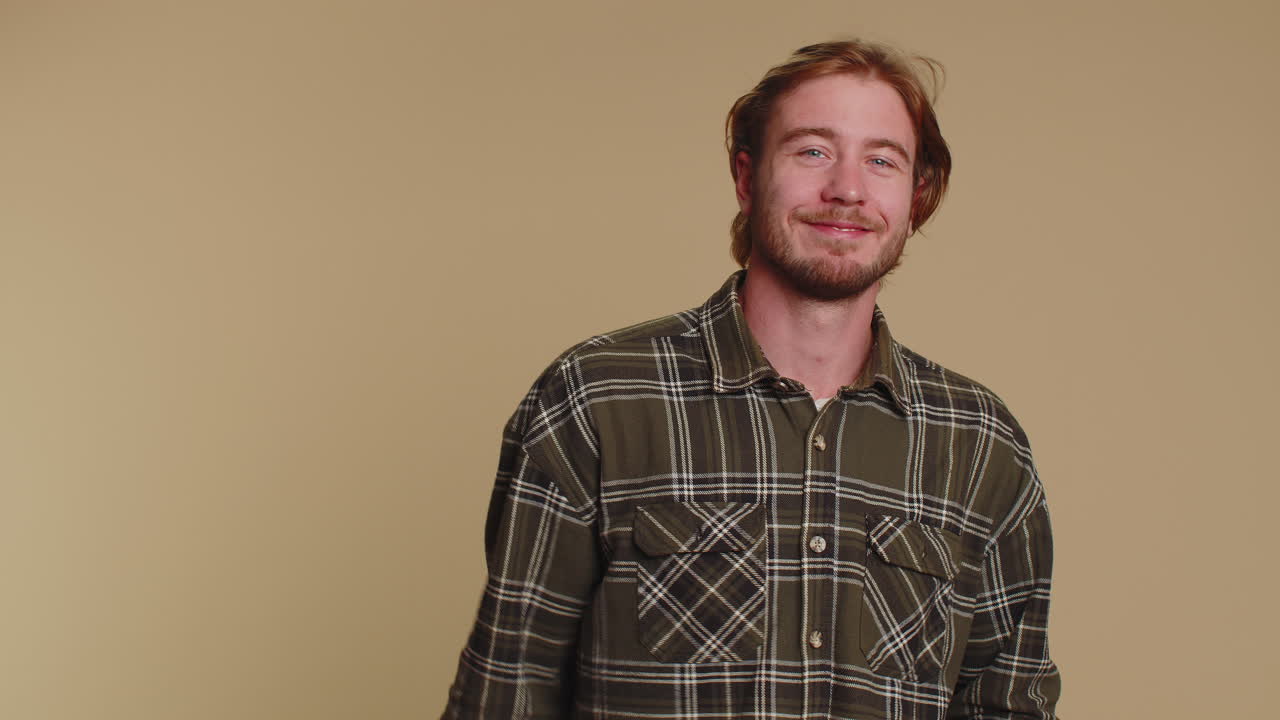 hombre mirando con aprobación, mostrando ok aprobar el gesto de retroalimentación como signo positivo algo bueno