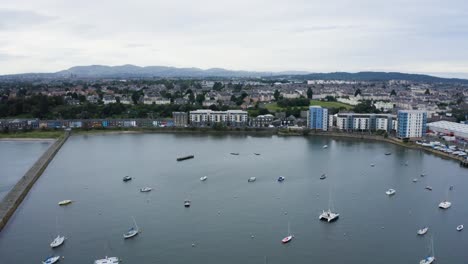 Teure-Yachten,-Freizeitboote-Und-Katamarane,-Die-An-Einem-Städtischen-Jachthafen-Angedockt-Sind-|-Newhaven,-Edinburgh,-Schottland-|-4k-Bei-30fps