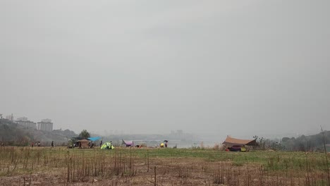 La-Gente-Va-De-Vacaciones-A-Acampar-En-Las-Afueras-De-La-Ciudad