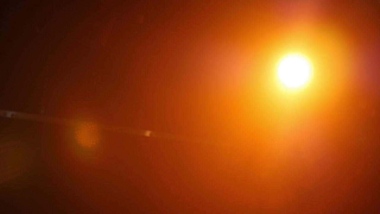 빛 너머로 피어오르는 연기