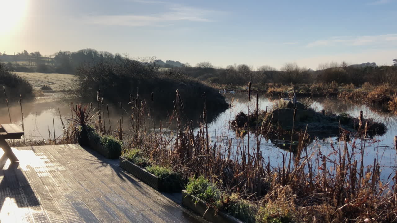 la niebla rueda sobre el lago helado del amanecer, la hora dorada la escena de la naturaleza de otoño
