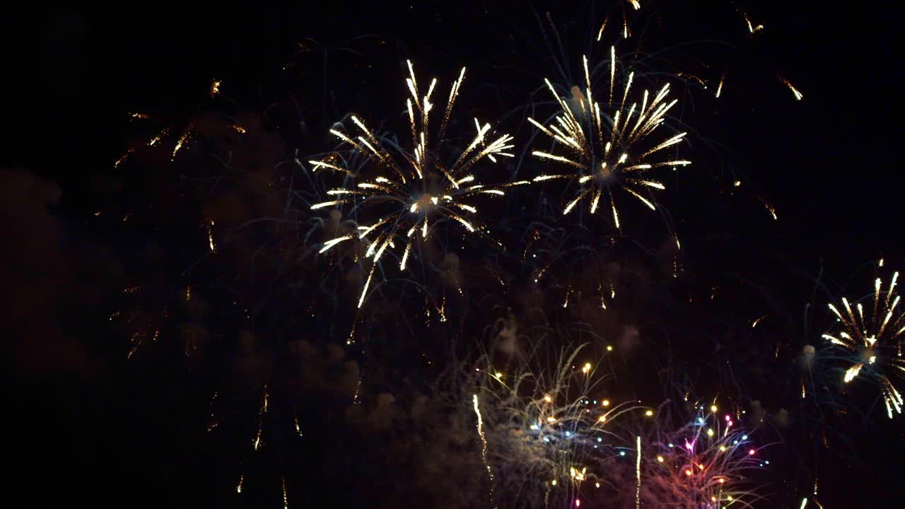 hermosa exhibición de trabajo de fuego colorido por la noche para la celebración en el festival