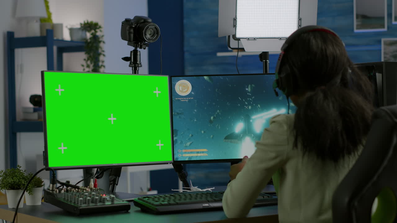 프로 아프리카 여성 플레이어 컴퓨터에서 녹색 모의 데스크 ⁇ 으로 게임