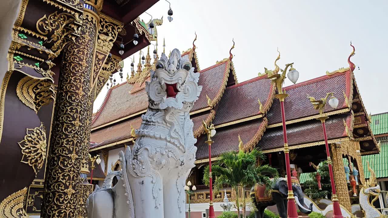 en el centro de chiang mai se encuentra wat saen mueang