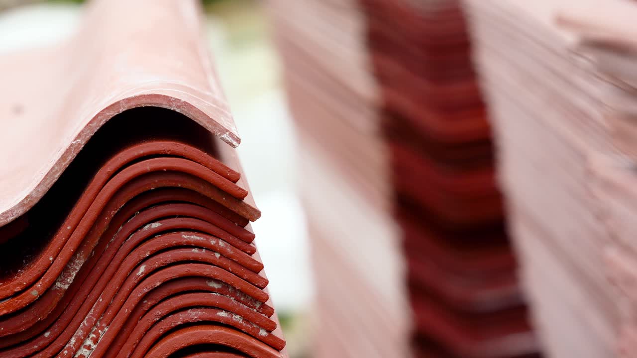 azulejos de techo rojos apilados