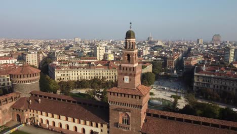 torre del castillo de milán en el paisaje de la ciudad detrás, vista aérea de avión no tripulado