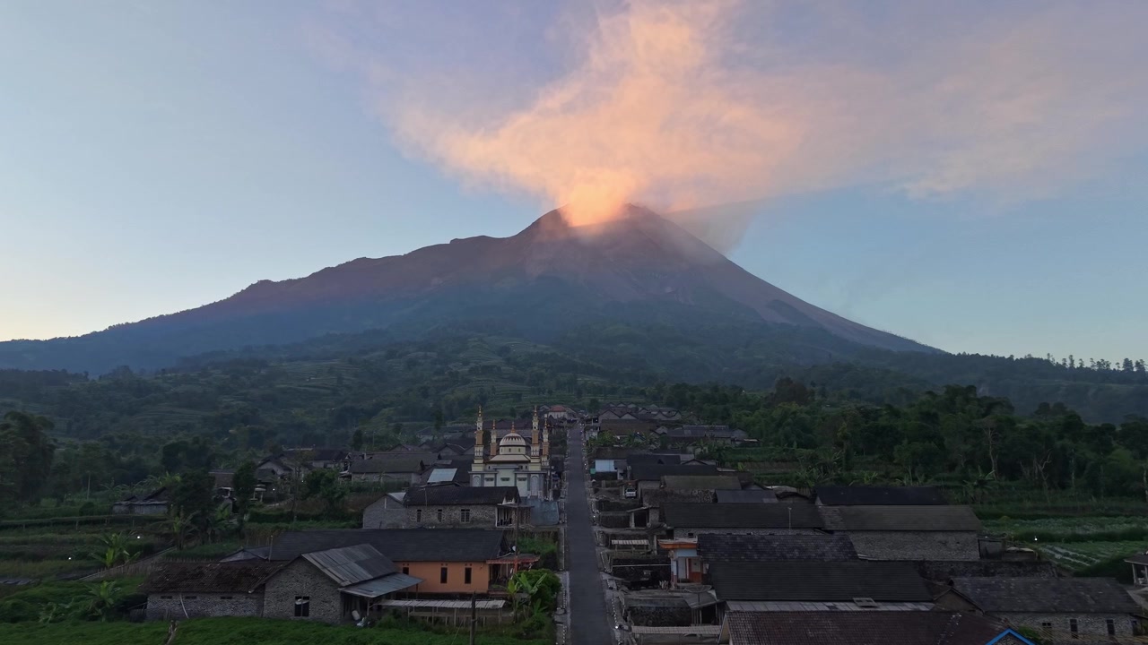 Bellissima alba sul Monte Merapi e sulla campagna circostante. Insediamento rurale, terreni agricoli e paesaggio vulcanico in uno scenario indonesiano mozzafiato.