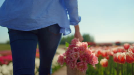 Glückliche-Frau,-Die-In-Zeitlupe-Im-Tulpenfeld-Läuft.-Hübsches-Mädchen,-Das-Blumenstrauß-Bringt.