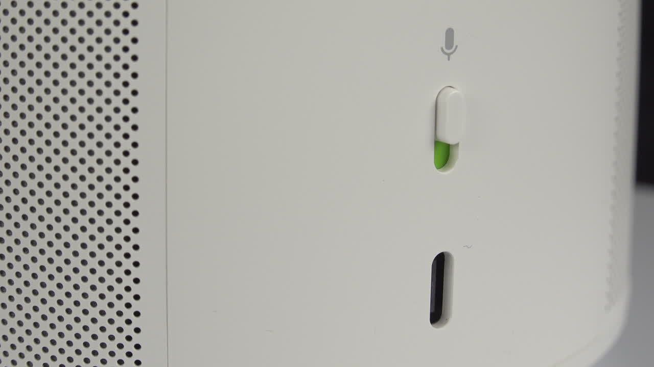 vista de cerca de la era sonos 100 en una mesa giratoria