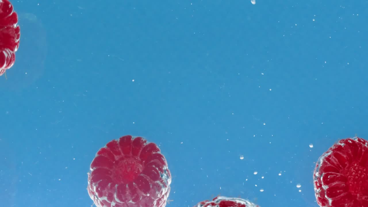 frambuesas en salpicaduras de agua