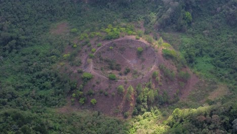 vista aérea del cono de ceniza dentro del enorme cráter del volcán de san salvador