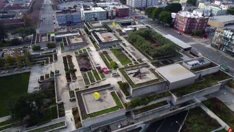 vista aérea del edificio del museo de oakland de california y los jardines en la azotea, tomada por un dron