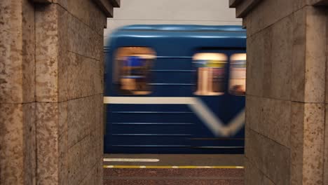 tren de metro pasando por la estación