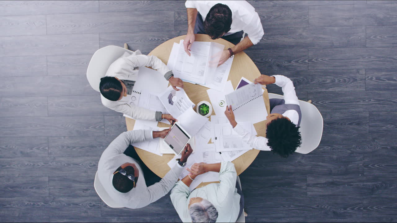 회사의 성장을 모니터링합니다.