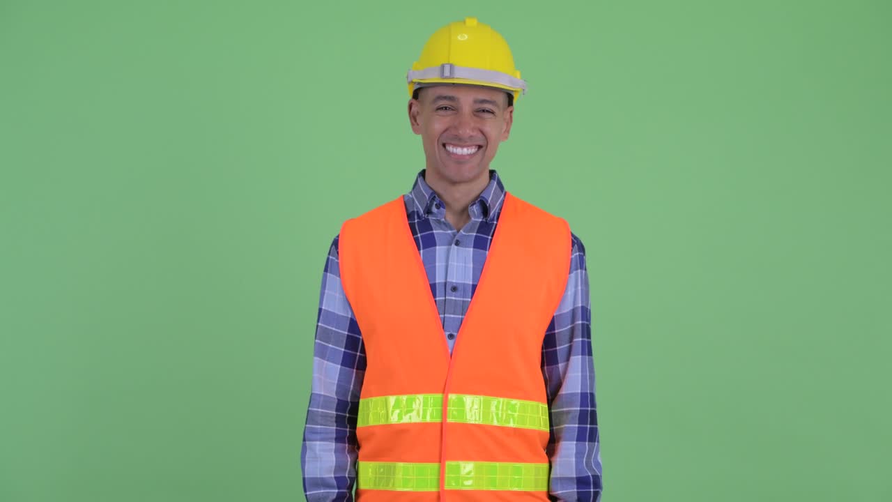hombre guapo multiétnico trabajador de la construcción