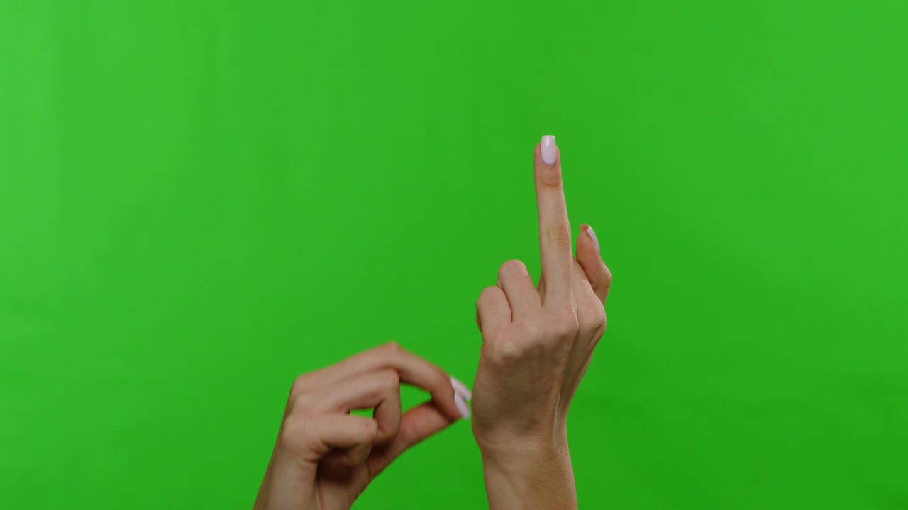 여성이 중손가락을 천천히 들어 올리는 것은 모욕의 상징입니다.