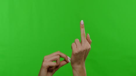 mujer levantando el dedo medio lentamente como símbolo de ofensa