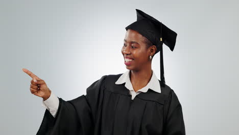 Mujer,-Graduación-Y-Estudiante-Señalando-Con-El-Dedo