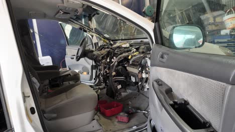 coche interior durante el proceso de reparación, cabina desmontada