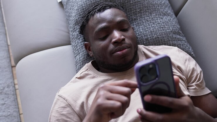 Uomo che usa il telefono a casa