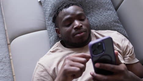 hombre usando el teléfono en casa