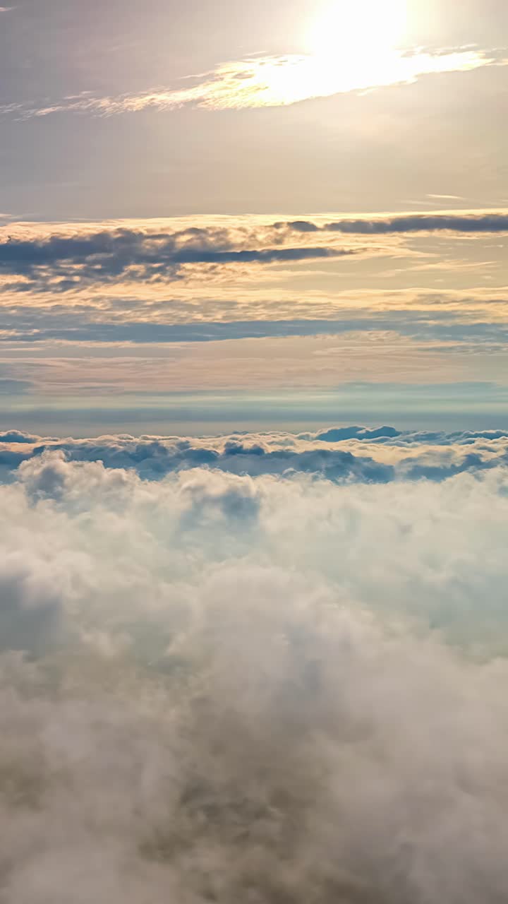 Nuvole strato di basso livello, stratocumuli, cumuli, altocumuli di medio livello, timelapse aereo.