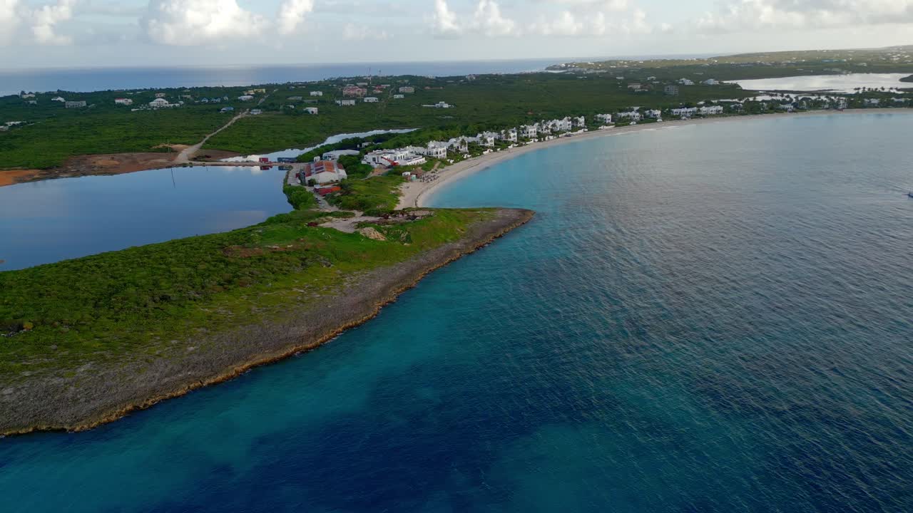 Smuk bugt med klart vand med en superyacht i midten