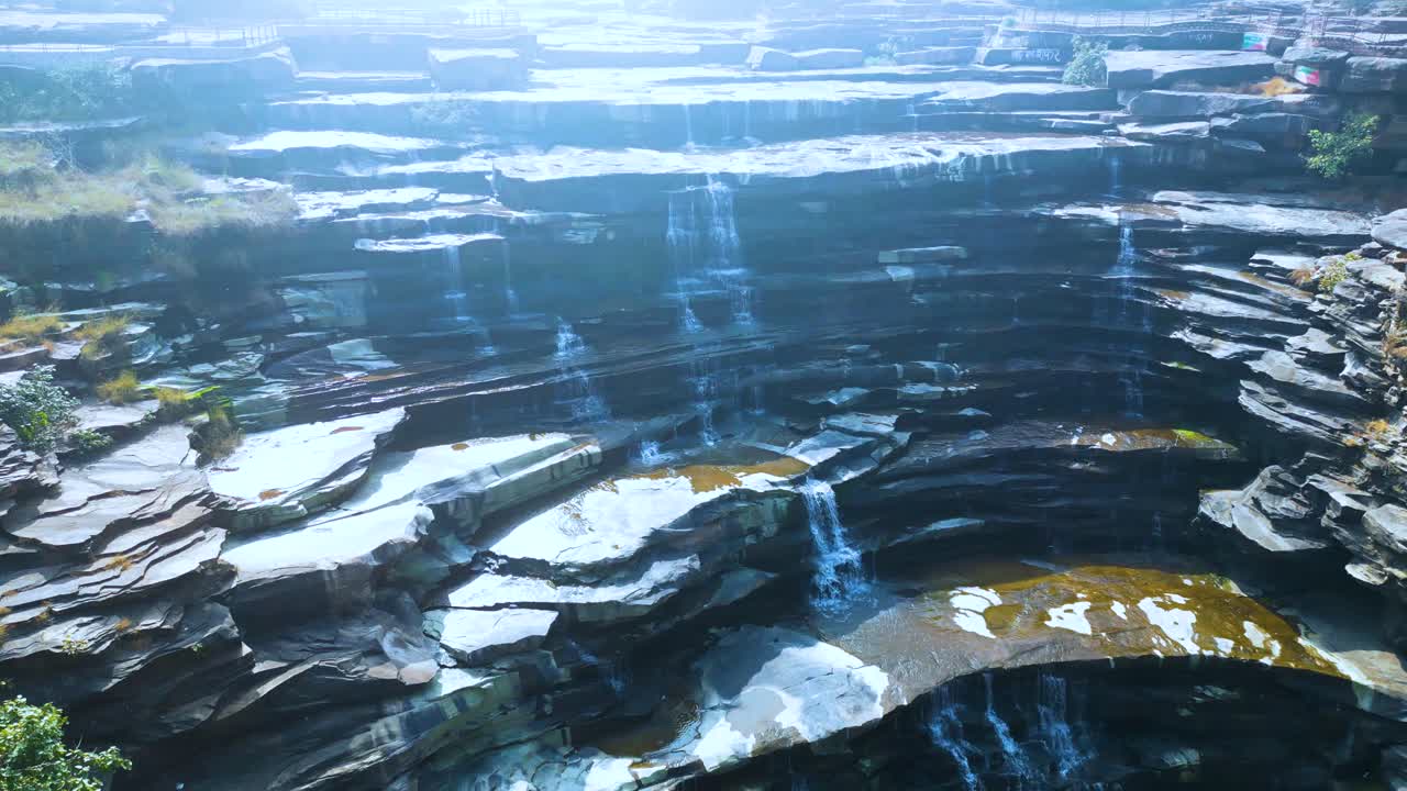 rajdari 및 devdari 폭포는 chandraprabha 야생 동물 보호 구역에서 발견됩니다.