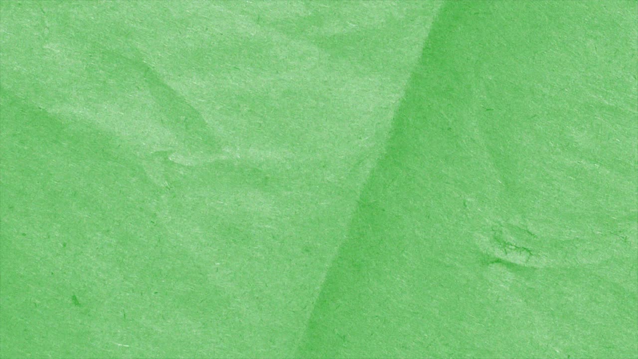 Animazione con texture di libro, con rumore astratto e motivi a grana increspata su una superficie di pagina ruvida in movimento, che crea effetti visivi dinamici tremolanti e uno sfondo di grafica in movimento, con colori organici verde oliva.