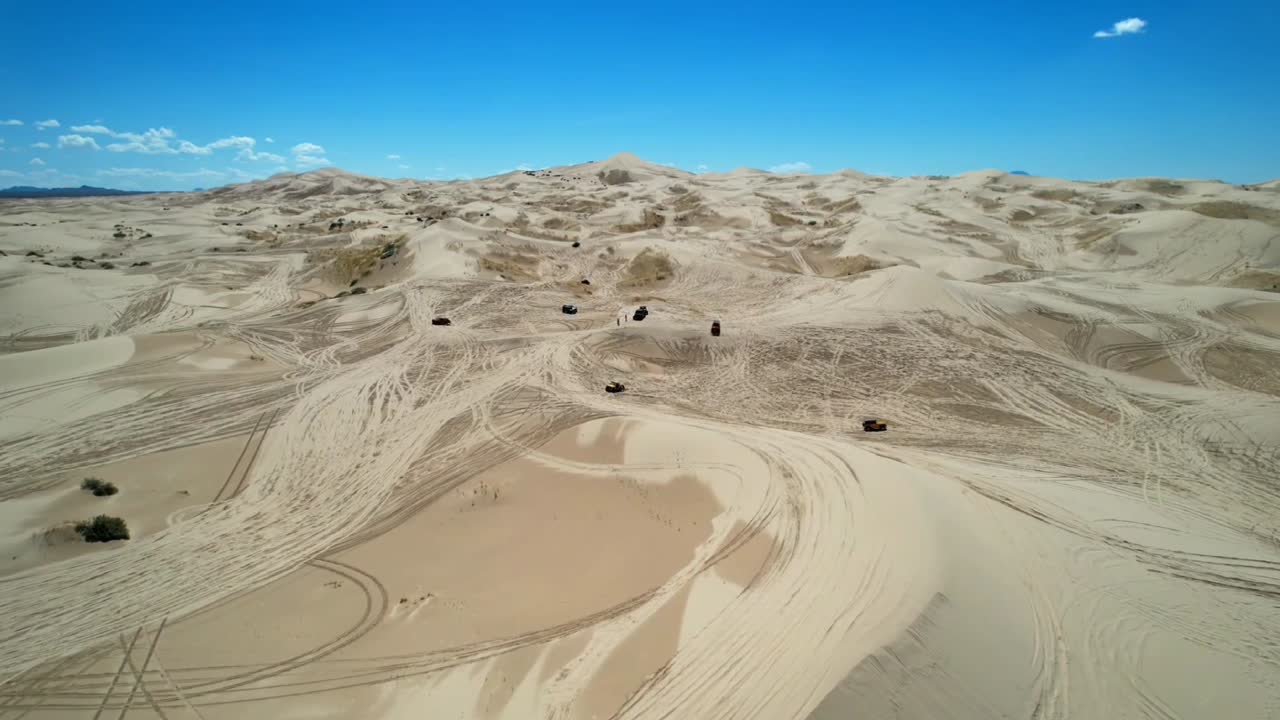 diversión en un día soleado sobre las dunas del desierto