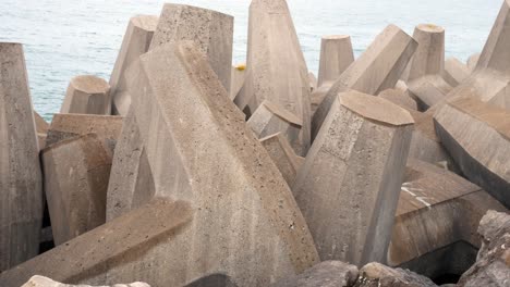 muchas formas geométricas de defensa costera formadas de hormigón ingeniería en la costa